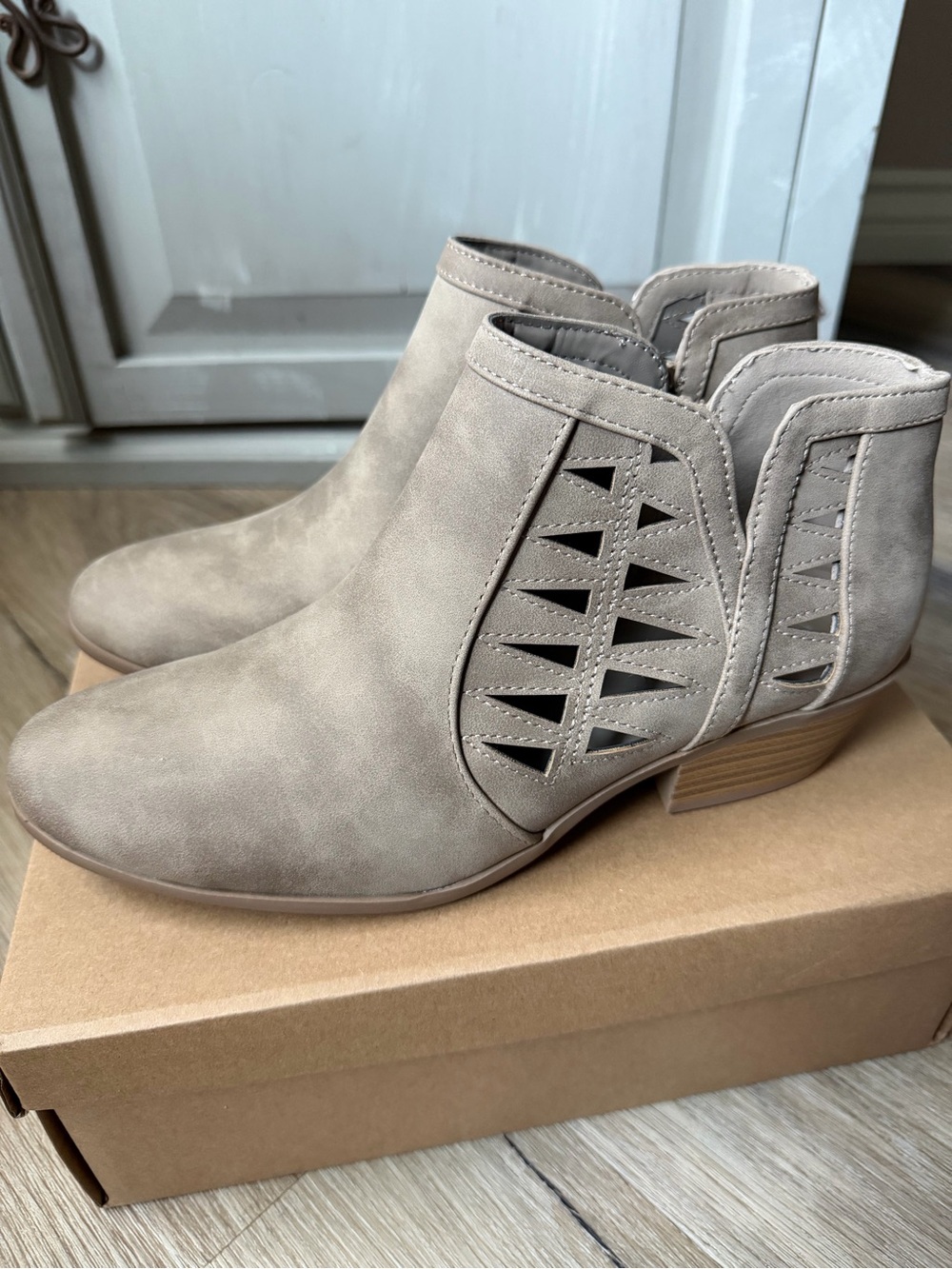 New Oslo Ankle Booties in Taupe Western Cutout Block Heel Size 10
